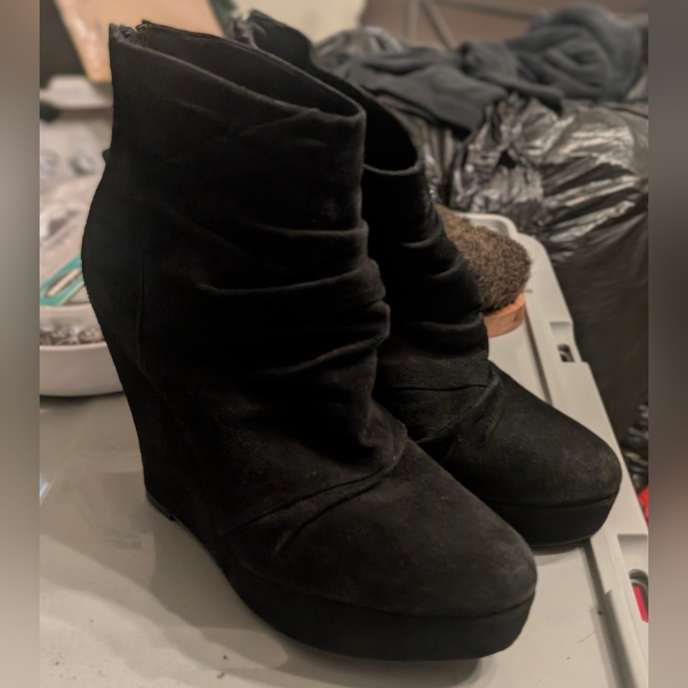 Boutique9 Women's Black Platform Suede Beechia Booties